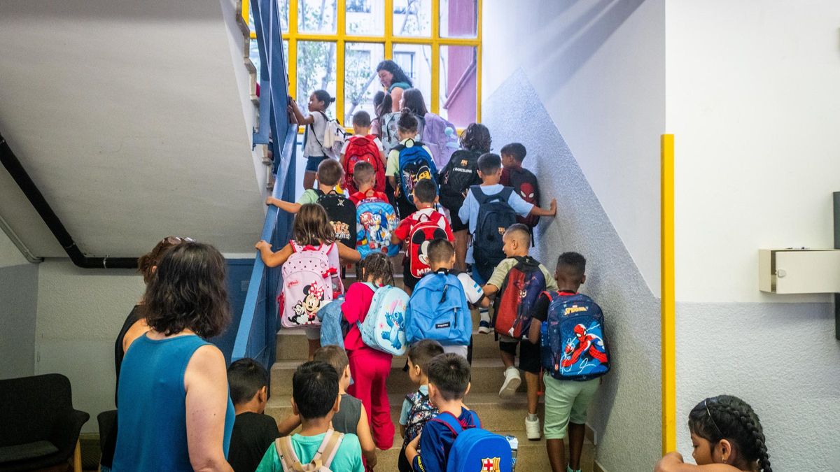 Casi 1 millón de alumnos catalanes han iniciado este lunes el curso escolar del destierro del móvil