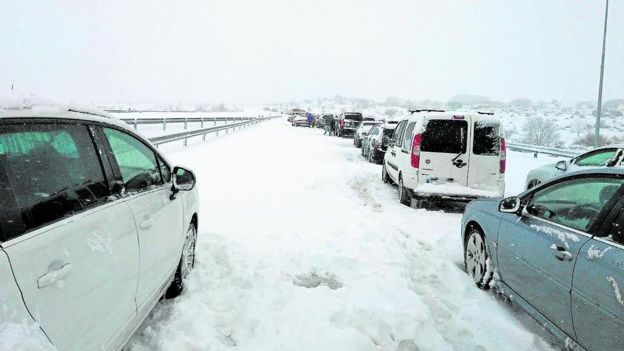 Un alicantino atrapado en el colapso de la autopista AP-6 entre Segovia y Madrid