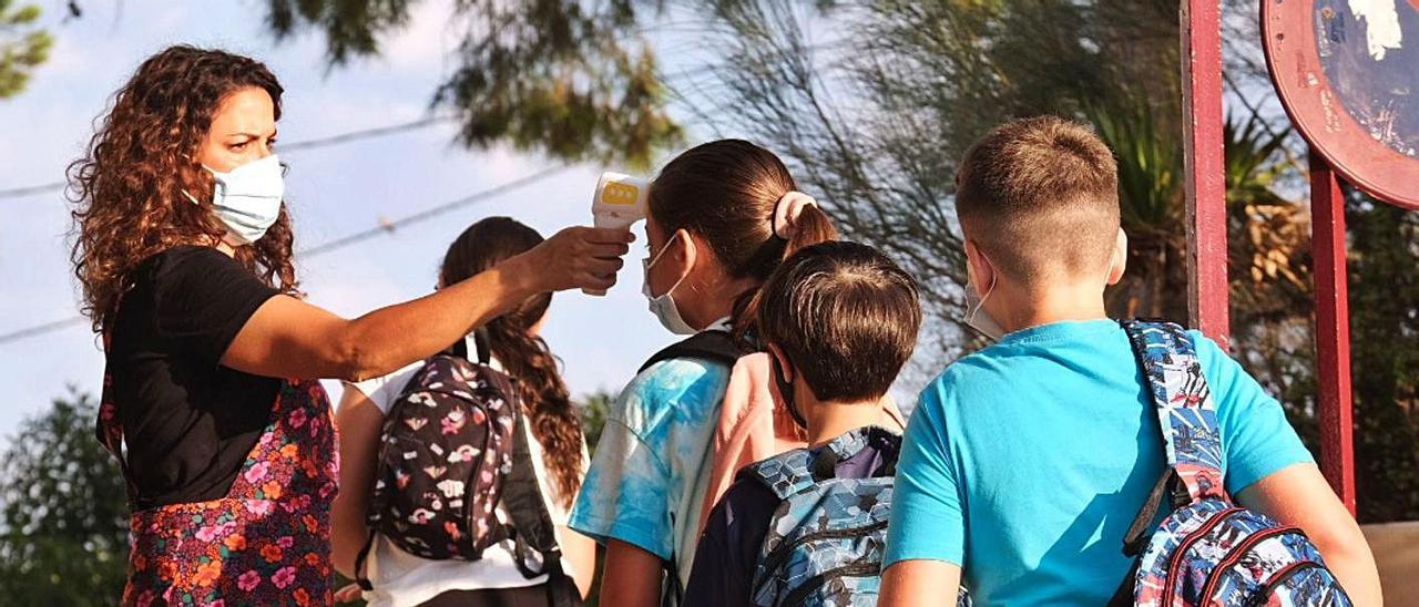 Primer día de regreso a las aulas de un centro de Elche en septiembre del pasado año