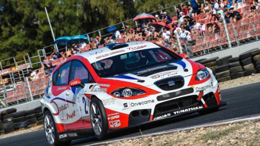 Jorge, campeón absoluto de Canarias de velocidad, rueda con el Seat León Súpercopa en Maspalomas.