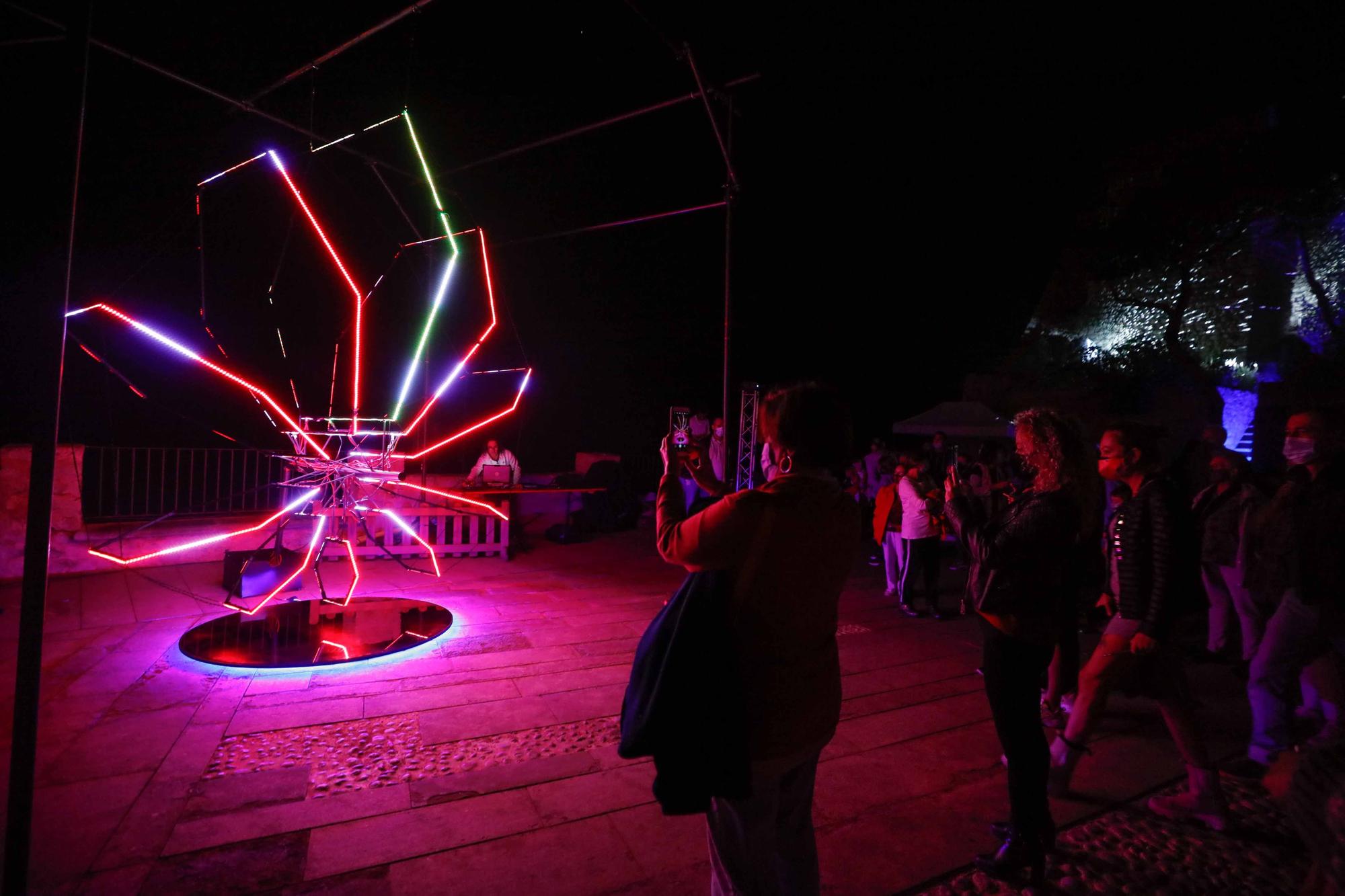 Noche de apoteosis del láser y el neón en Ibiza