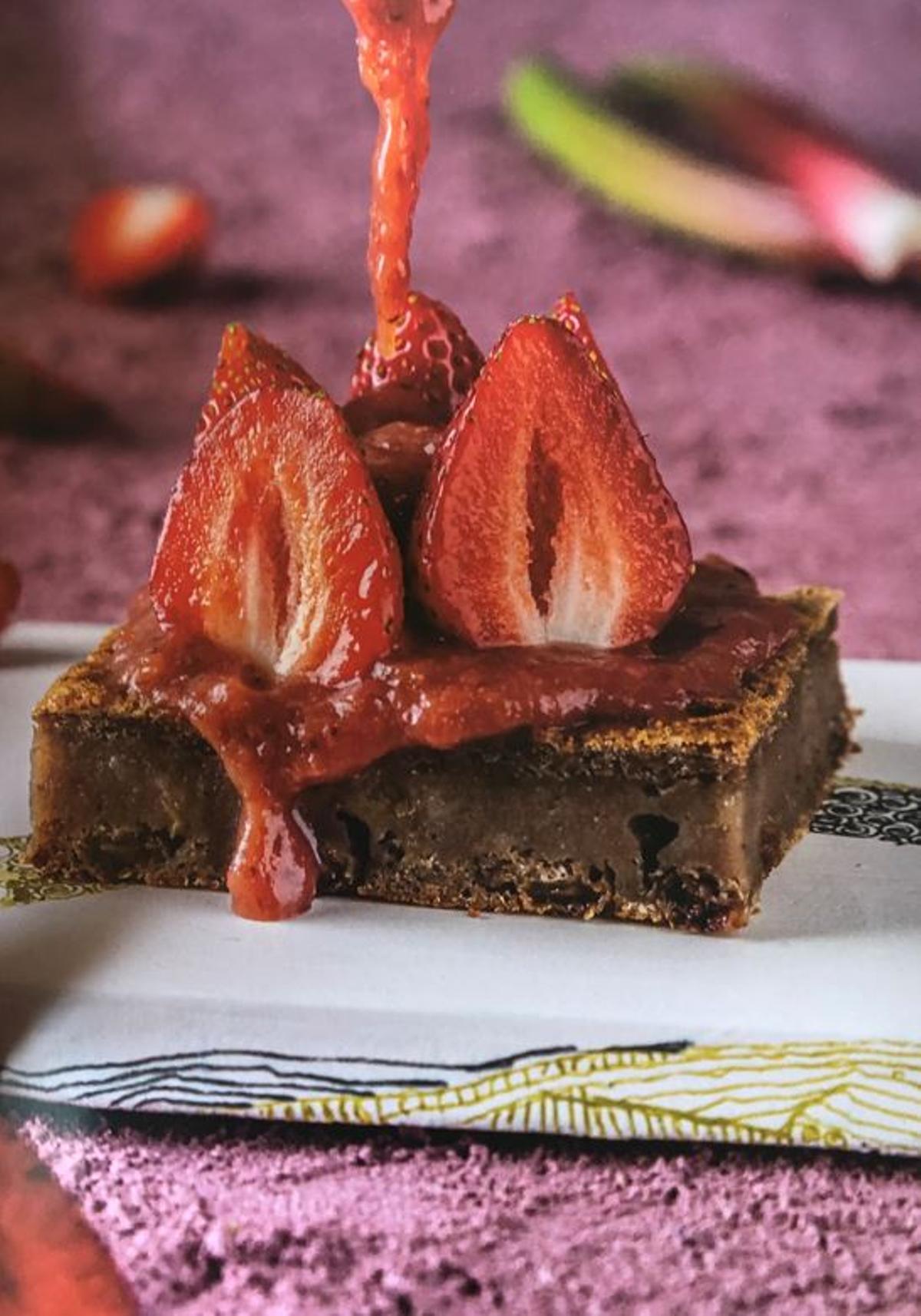 Pastís de ruibarbre i maduixes.