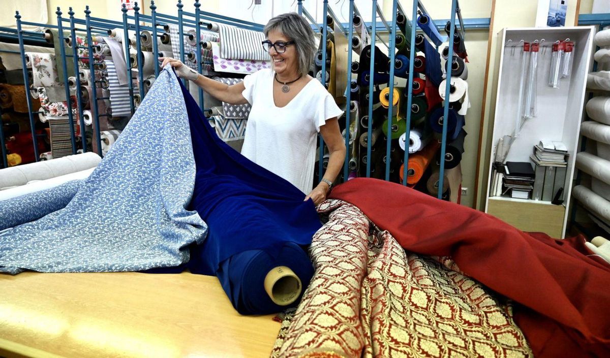 Isabel (Tegal) con damascos y terciopelos para la creación de los trajes medievales. | Rafa Vázquez