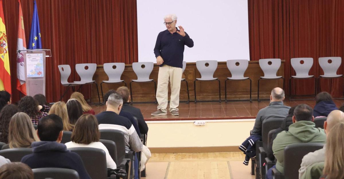 El experto Ricard Vila Barceló, durante su charla en el salón de actos del IES Universidad Laboral, donde se celebró la Jornada de Formación en Mediación Escolar. | Víctor Garrido