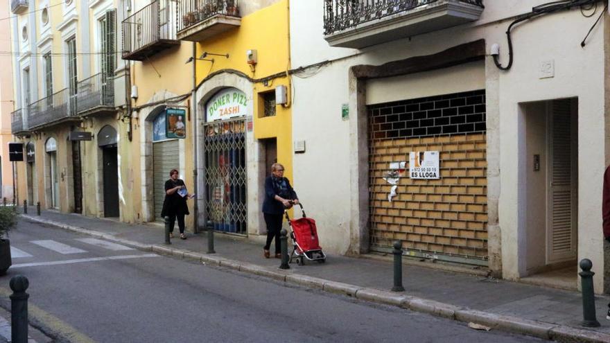 El darrer tram del carrer Peralada de Figueres, amb un local per llogar