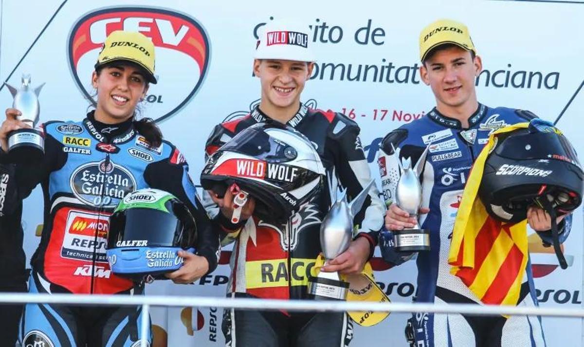 María en el podio del CEV en 2013, junto a Fabio Quartararo y Adrián Martín