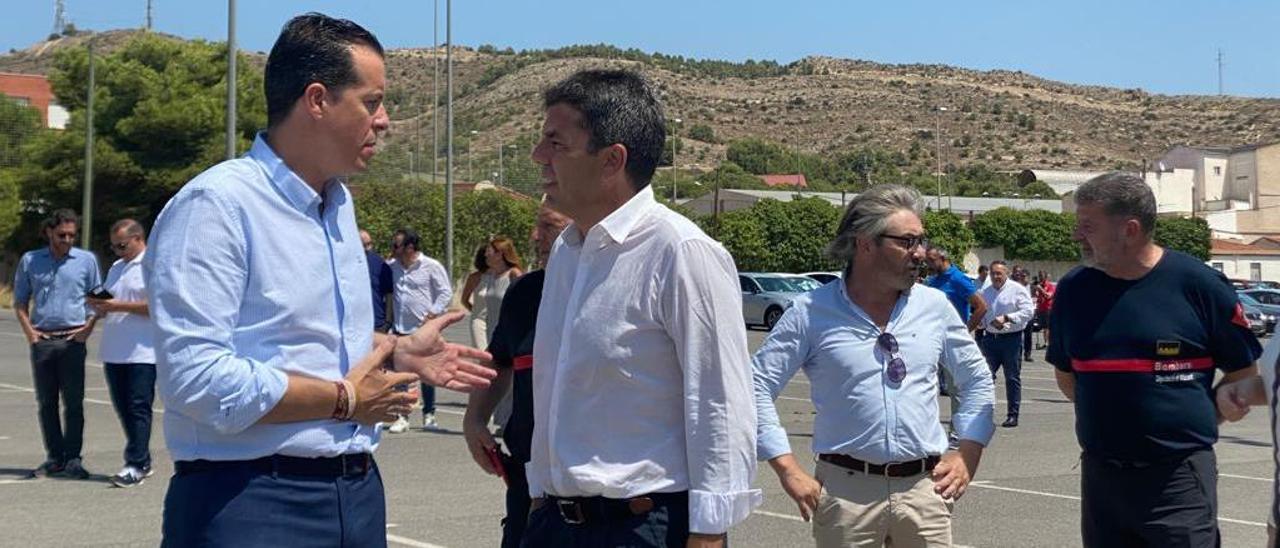 El alcalde Rubén Alfaro y el presidente Carlos Mazón durante la visita en julio al solar del futuro Parque de Bomberos de Elda.