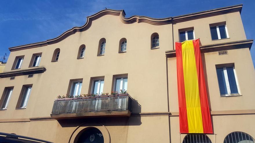 L&#039;Ajuntament de Vilanova del Camí penja una bandera espanyola gegant a la façana per celebrar el 12-O
