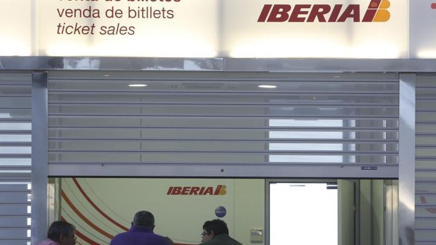 Pasajeros de Iberia en el aeropuerto de Barcelona.