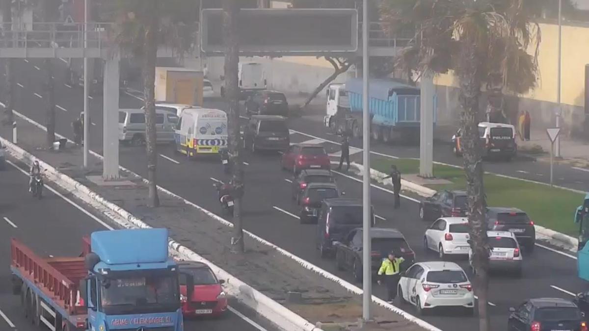 Un furgón pierde el control y colisiona en la GC-1