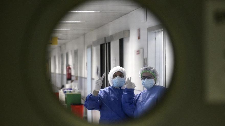 Sanitarios del hospital Reina Sofía en una planta en la que había afectados de Covid.