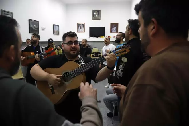 Ensayos de la comparsa 'Los Maomas sin H'