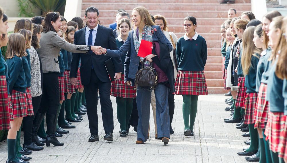 La Infanta Cristina entrega un premio de la Fundación Mapfre a una alumna del Colegio ALtozano