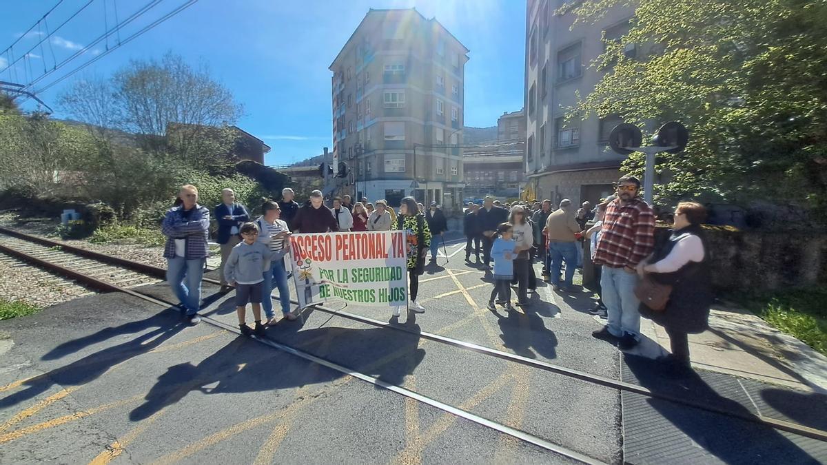 Participantes en la protesta vecinal.