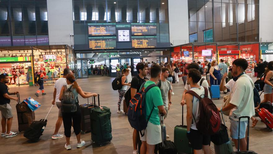 Viajeros en la estación de Sevilla Santa Justa.