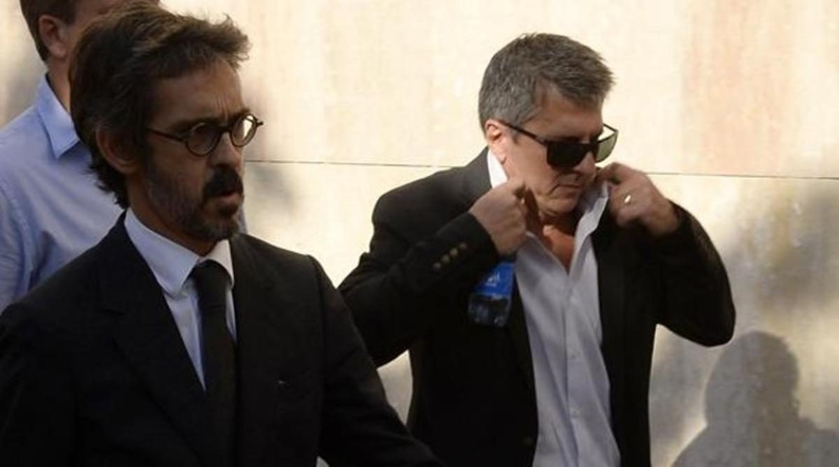 Jorge Messi (dreta) arriba als jutjats de Gavà amb el seu advocat, Cristóbal Martell.