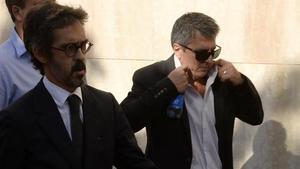 Jorge Messi (dreta) arriba als jutjats de Gavà amb el seu advocat, Cristóbal Martell.
