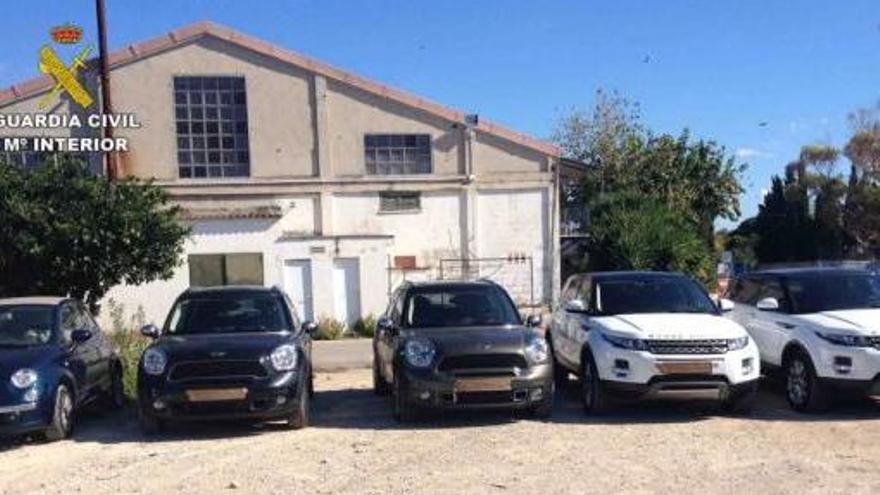 Los cinco coches robados en Italia, recuperados por la Guardia Civil, que se vendían en Mallorca con documentación falsa.
