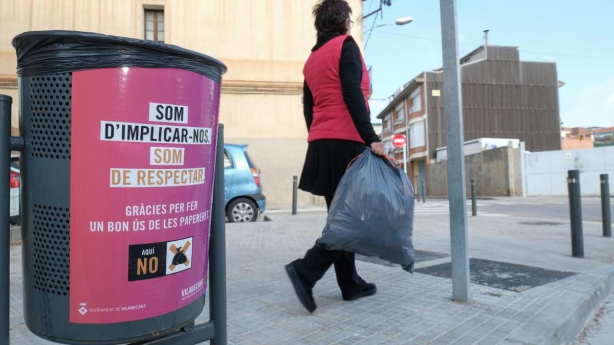 L’Ajuntament de Viladecans retola 90 papereres per conscienciar la població sobre el seu ús. 