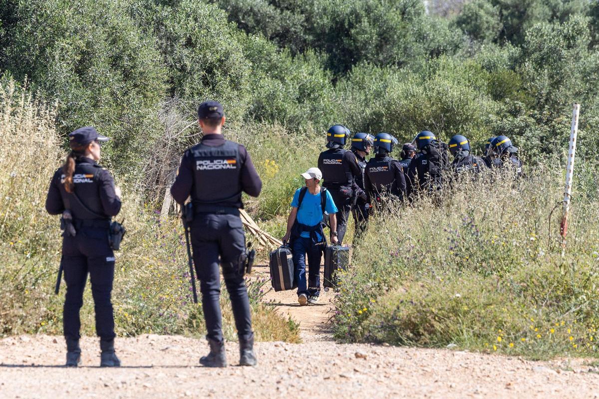 Todas las imágenes del desalojo del asentamiento más grande de Ibiza: sa Joveria