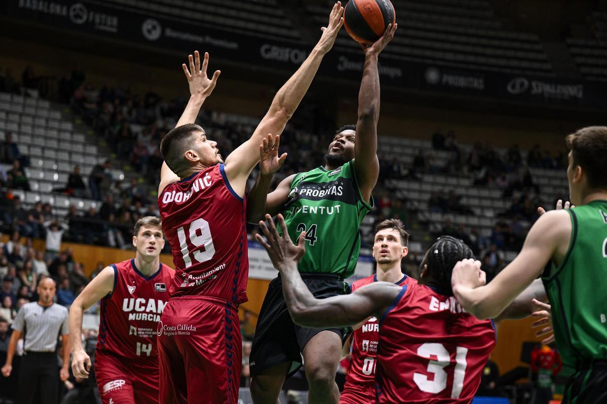 Marko Todorovic trata de evitar una canasta de Andrés Feliz en el Joventut-UCAM