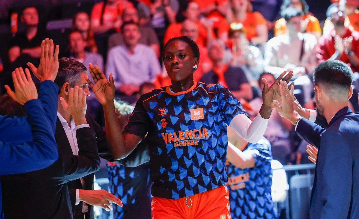Así ha sido el regreso al Roig Arena de Awa Fam tras triunfar en el draft de la WNBA
