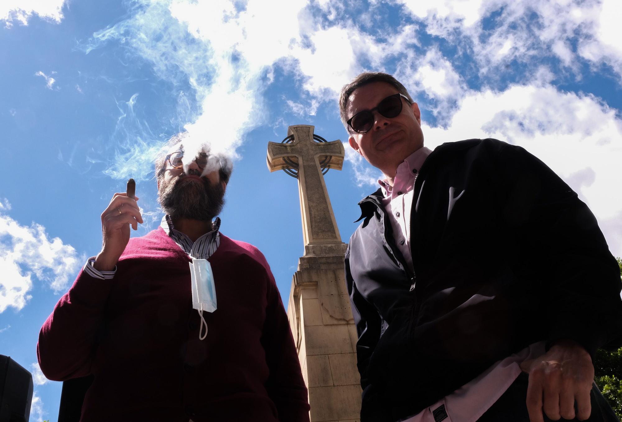 Manifestación en defensa de la cruz de Germanías en Elche