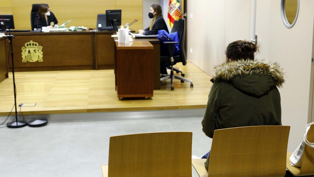 La ahora condenada en el banquillo de los acusados del Juzgado de lo Penal número 4 de Zaragoza.