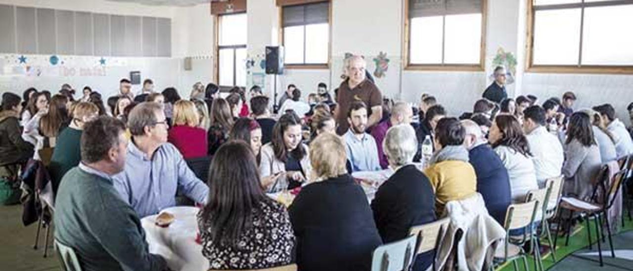 Una imagen de los asistentes a la comida navideña en el colegio de las Carmelitas de A Guarda.