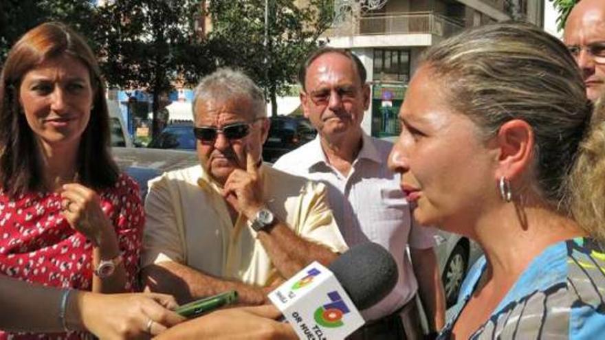 Lorente escucha las explicaciones a la Prensa de su presidenta el lunes tras salir de la notaría.