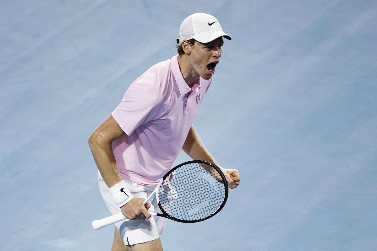 El tenista italiano Jannik Sinner, a reacciona tras derrotar al alemán Alexander Zverev , durante la semifinal masculina en el Hard Rock Stadium el 27 de marzo de 2026 en Miami Gardens, Florida