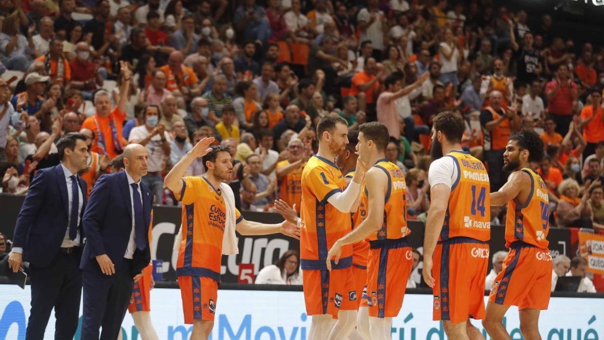 Jugadores y técnicos del Valencia BC, antes del último partido ante el Baskonia