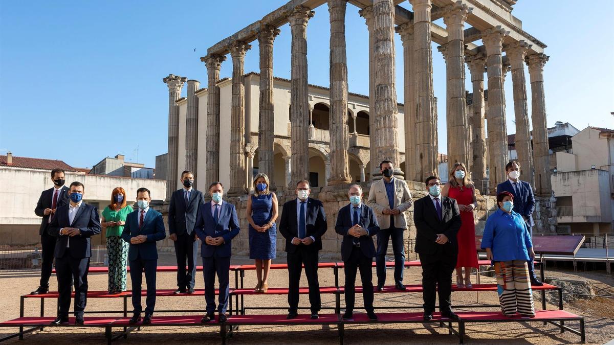 Foto de familia de los alcaldes que han asistido a la Asamblea del Grupo Ciudades Patrimonio de la Humanidad, en el Templo de Diana.