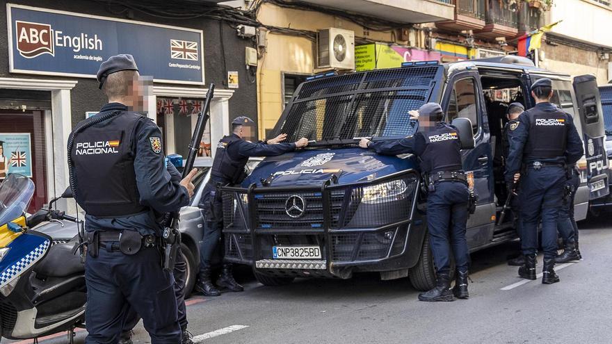 Refuerzo policial ante el Consulado de Argelia en Alicante