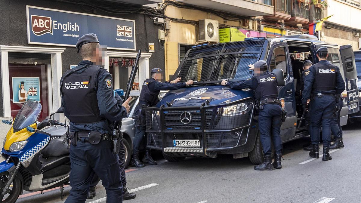 Refuerzo policial ante el Consulado de Argelia en Alicante