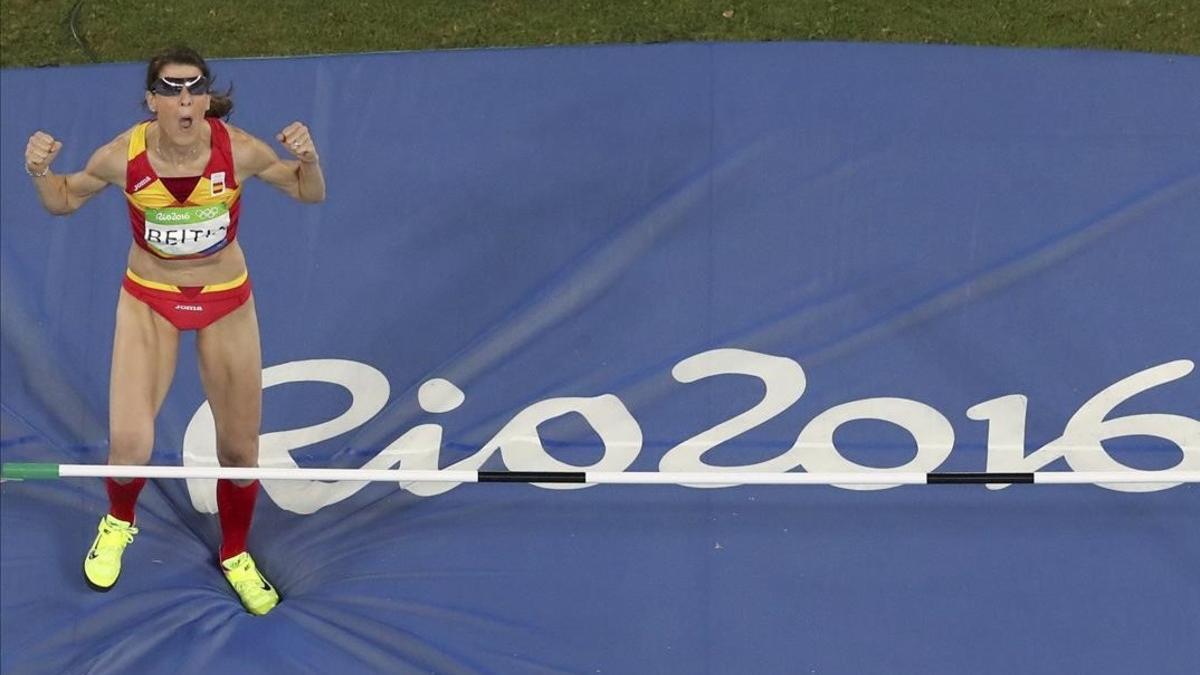 Ruth Beitia celebra su salto victorioso.