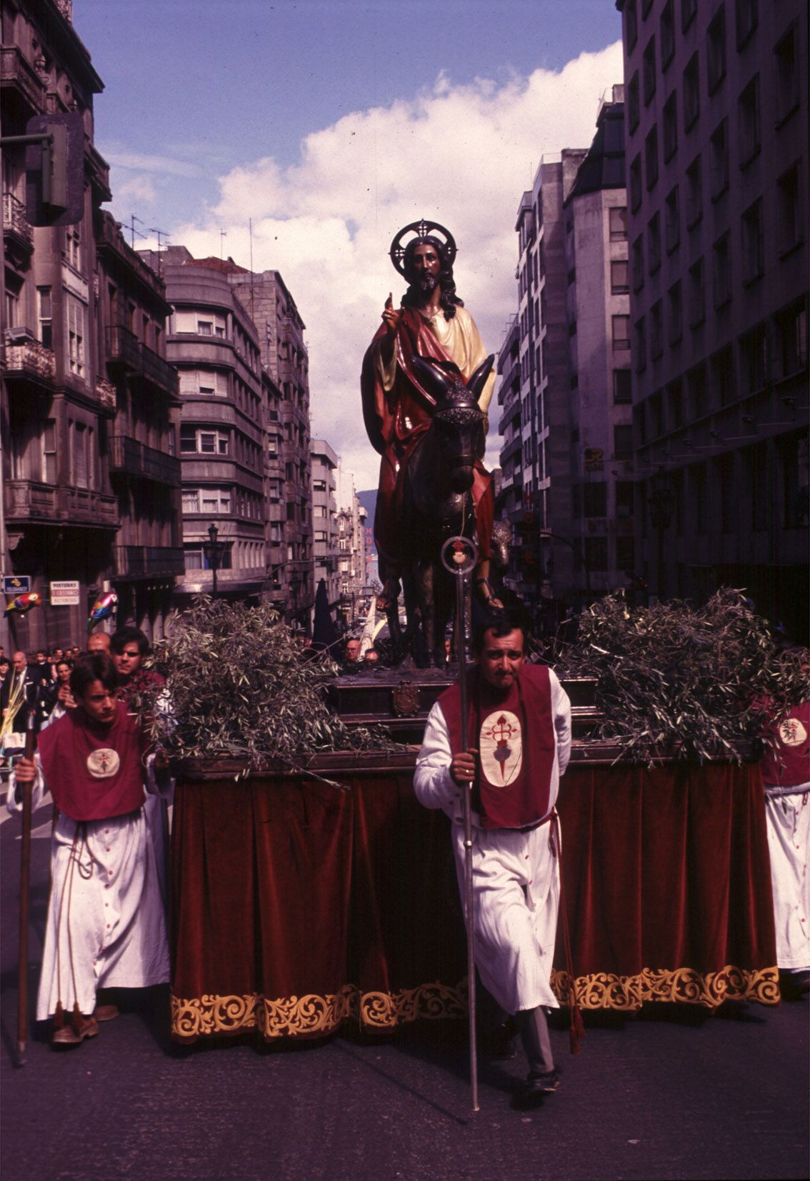2003 Fieles acompañan la procesión de la Borriquita Jesús de Arcos.jpg