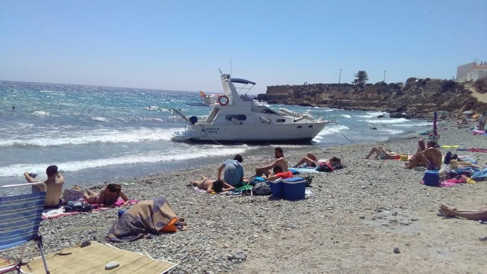 Rescatadas dos personas de tres barcos varados en la playa de la isla de Tabarca
