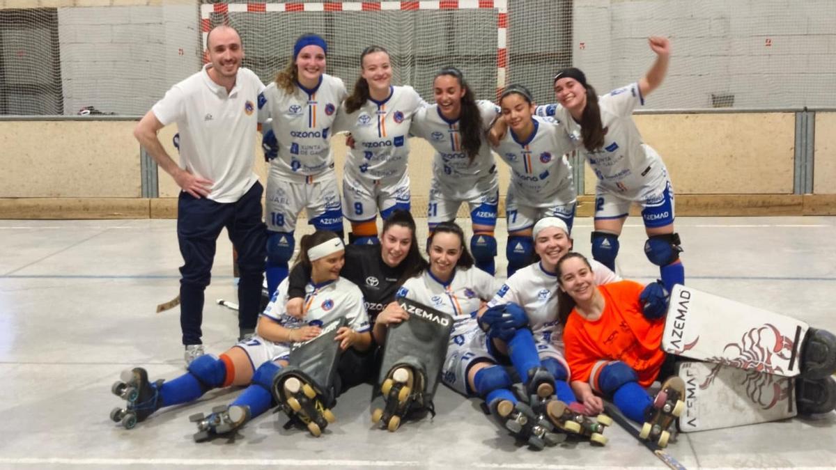 Las jugadores del HC Raxoi celebran con su técnico el ascenso a la OK Liga Iberdrola.