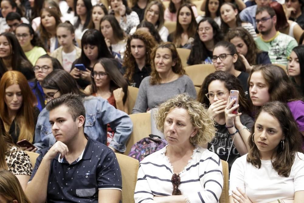 Encuentro de Ana Guerra y Cepeda con estudiantes en Murcia