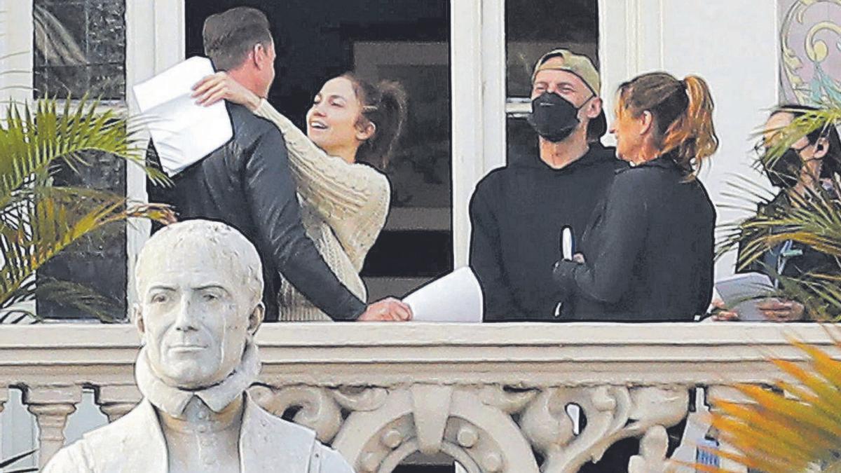 Jennifer López y Joseph Fiennes durante el rodaje de ‘The Mother’ en el Gabinete Literario. | | EFE/ELVIRA URQUIJO