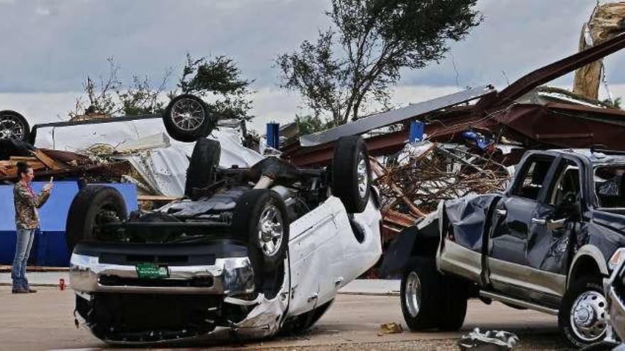 Los tornados arrastraron con vehículos y casa a su paso. // Efe