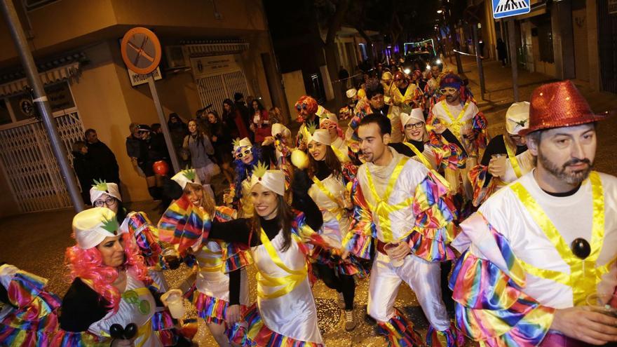 La rua de dissabte a la nit és un dels grans clàssics del Carnaval de Llançà. | EDUARD MARTÍ