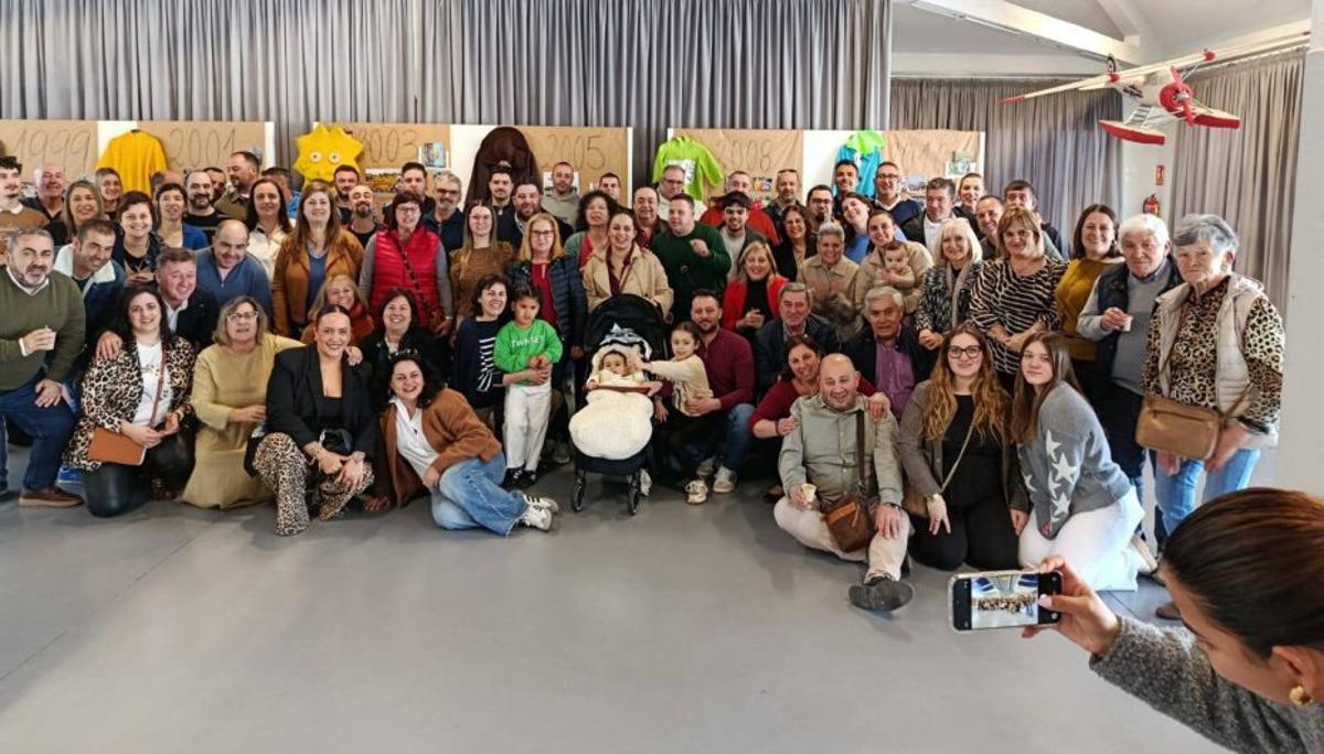 Una foto de familia del encuentro de «Nin chica de jasto». | SANTOS ÁLVAREZ