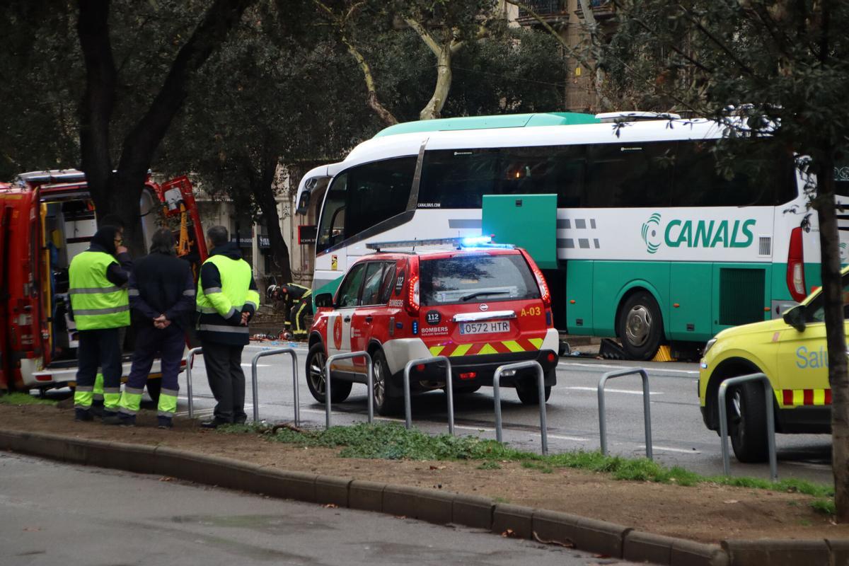 Más de treinta personas han resultado heridas de diversa consideración, dos de ellas en estado crítico, al chocar dos autocares en la avenida Diagonal de Barcelona 