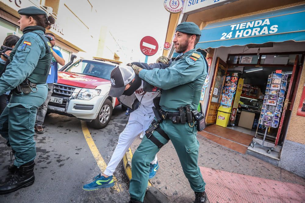 [SIN TITULO] La Generalitat realiza un gran despliegue de recursos, incluido un simulacro de una situación de pillajes en comercios tras un terremoto, helicóptero, bomberos o la intervención de la UME