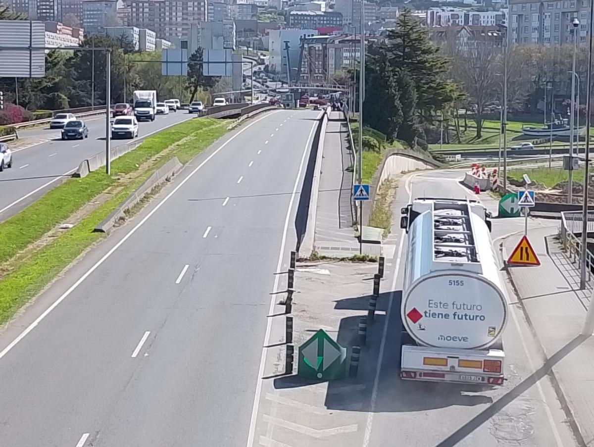 Los vehículos vuelven a circular por el ramal que conecta la avenida de San Cristóbal con Alfonso Molina tras su reapertura.