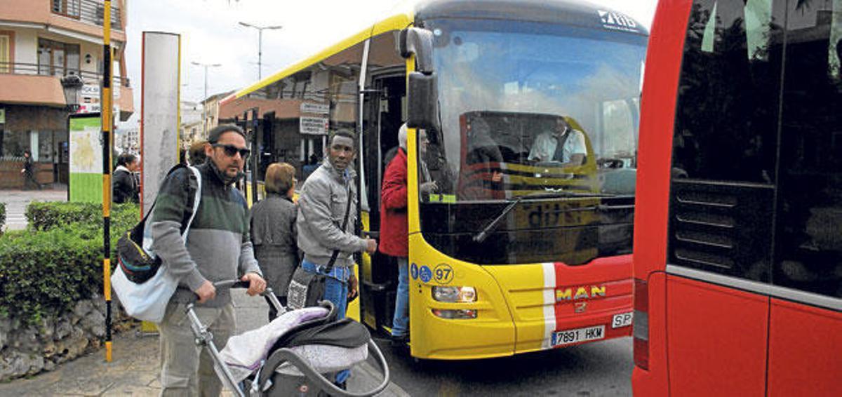 Beliebt bei Einheimischen und Urlaubern: die gelb-roten TIB-Busse