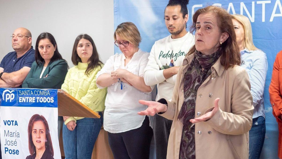 La alcaldesa, y candidata del Partido Popular de Santa Comba, María Pose, en primer plano