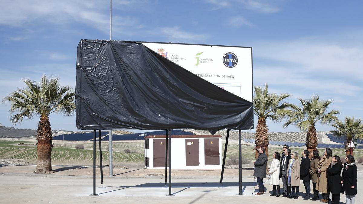 Un momento de la inauguración de los terrenos en los que se implantará el CETEDEX, en Jaén, con asistencia de la ministra de la Defensa.